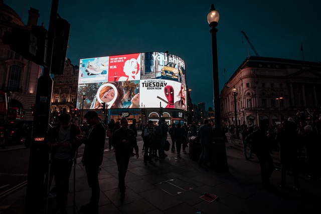 Neonowa Nostalgia: Jak znikające szyldy reklamowe kształtowały (i nadal kształtują) tożsamość naszych miast